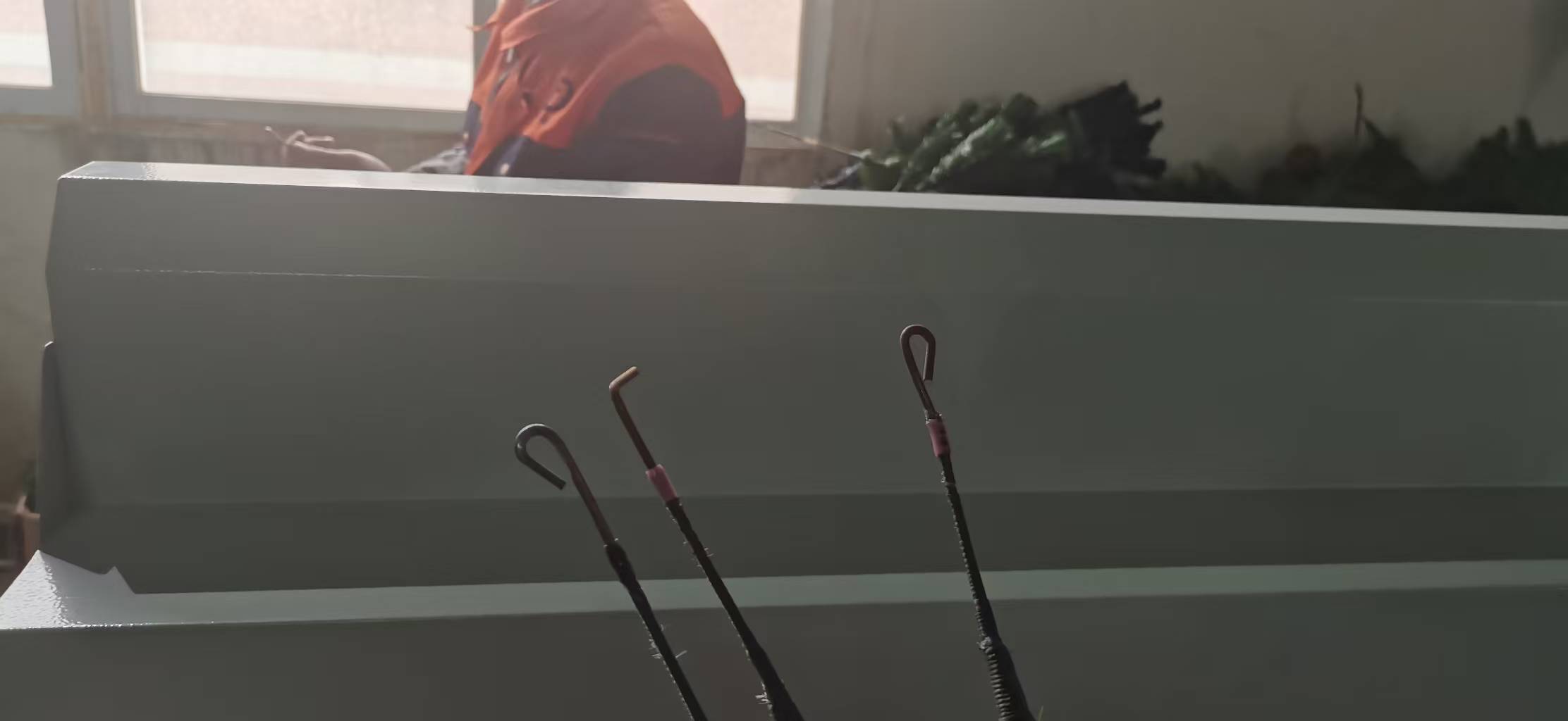 машина для обвязки веток и гибки крюков