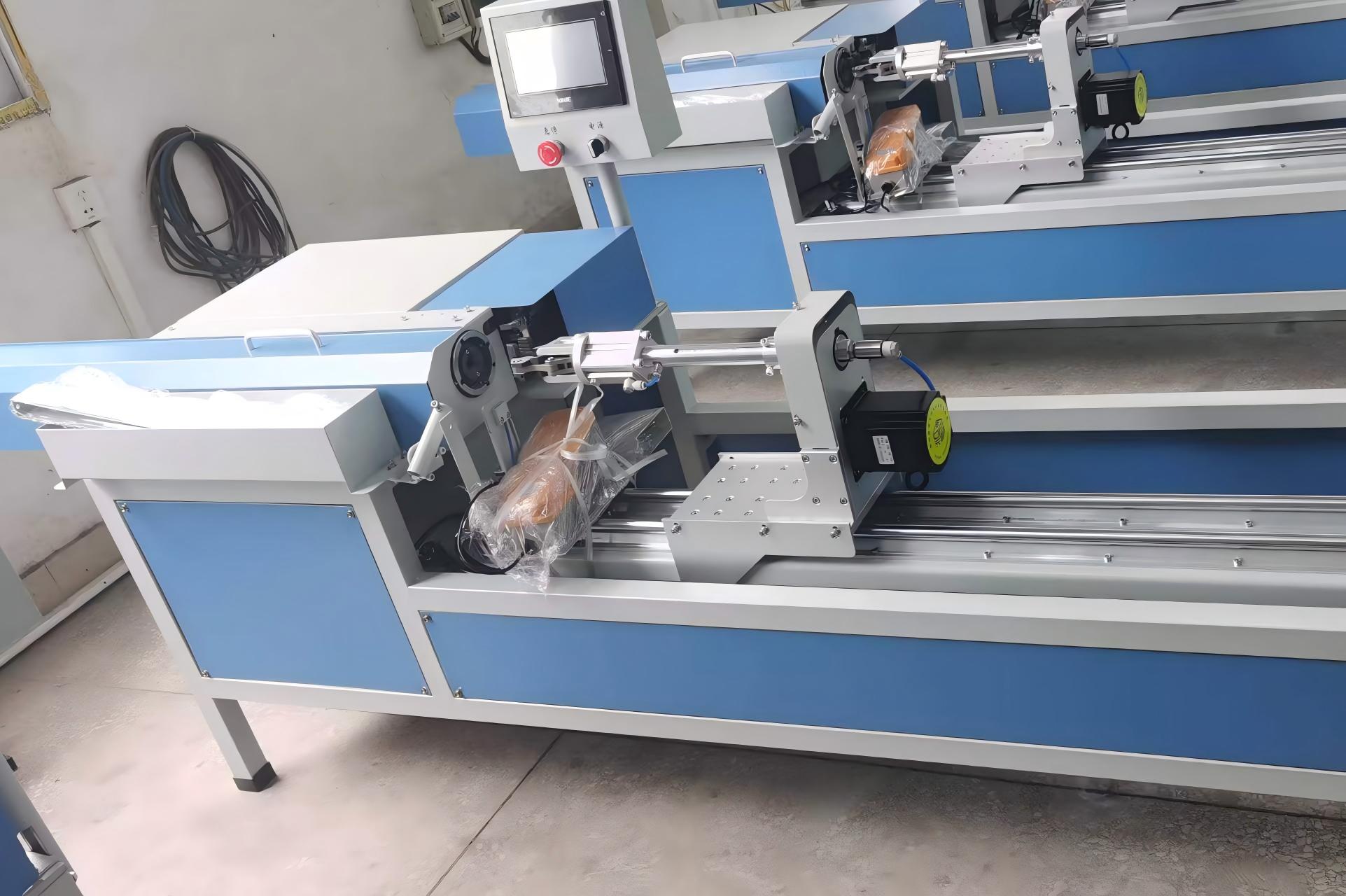 Машина для переплета ветвей с искусственными елками