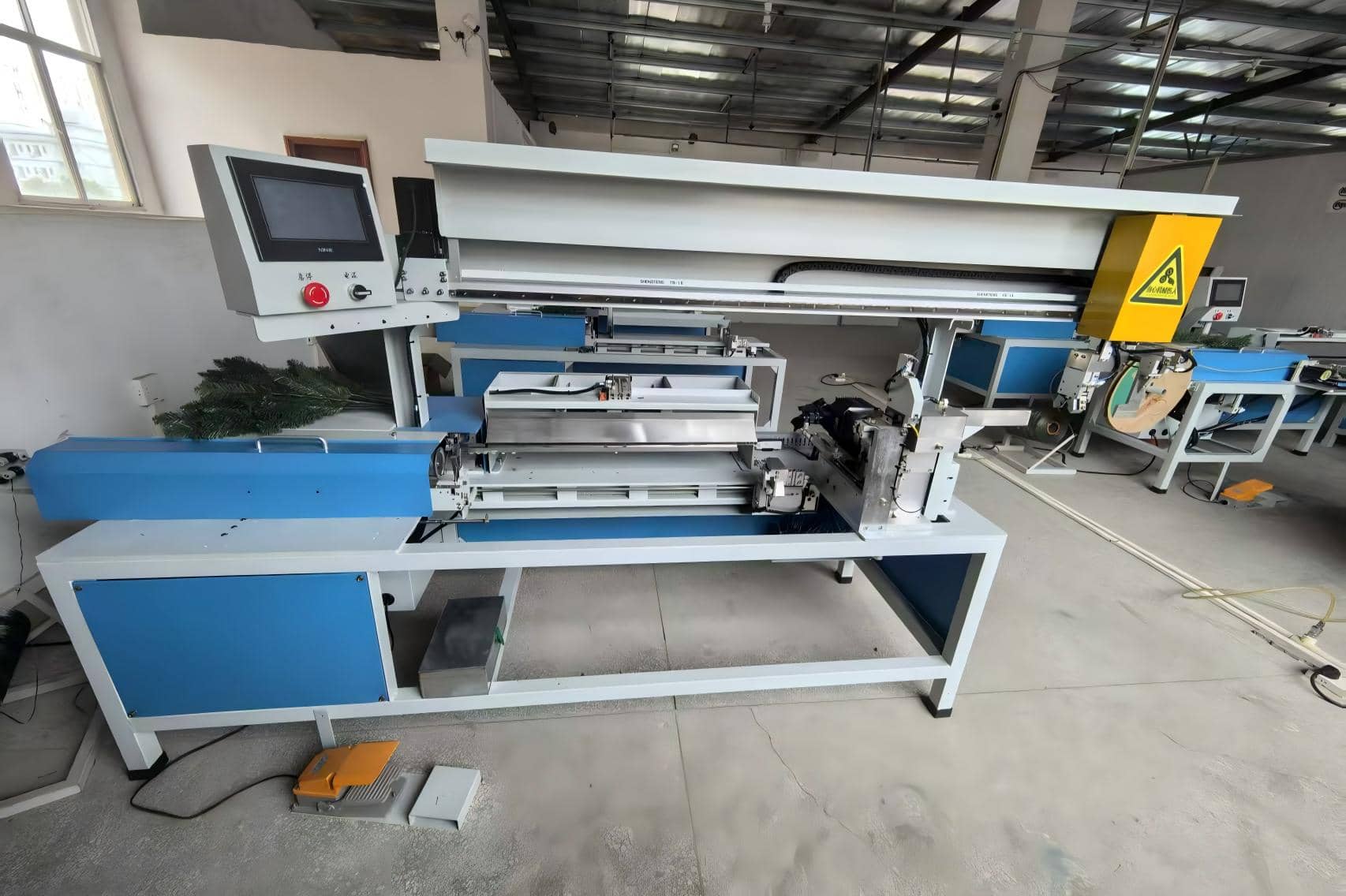 Машина для формирования крючков и обвязки ветвей в одной машине