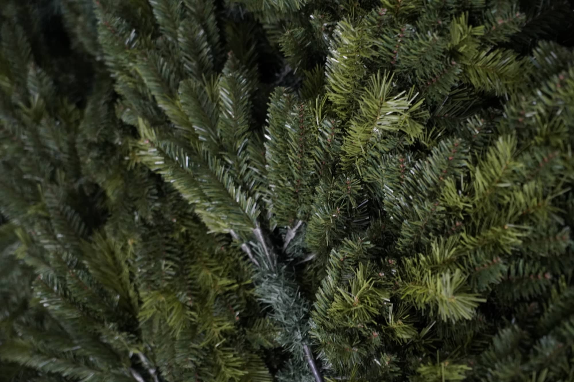 Машина для переплета ветвей с искусственными елками