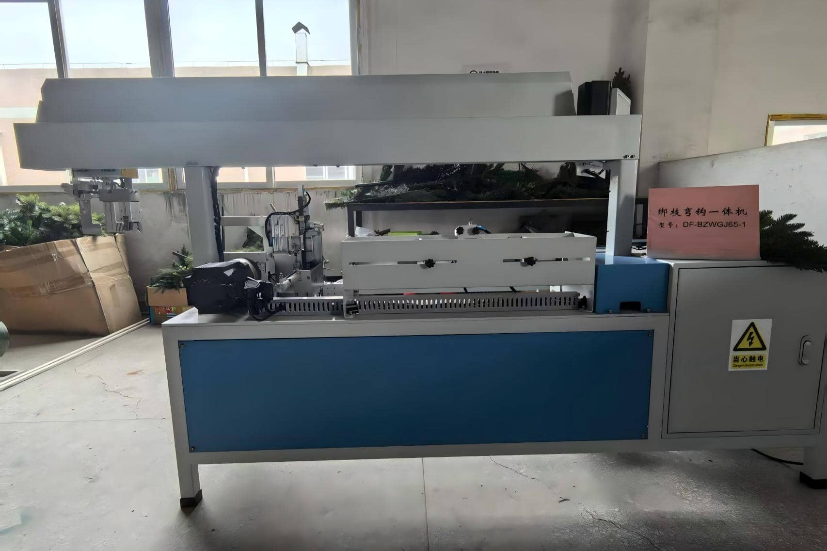 Машина для формирования крючков и обвязки ветвей в одной машине