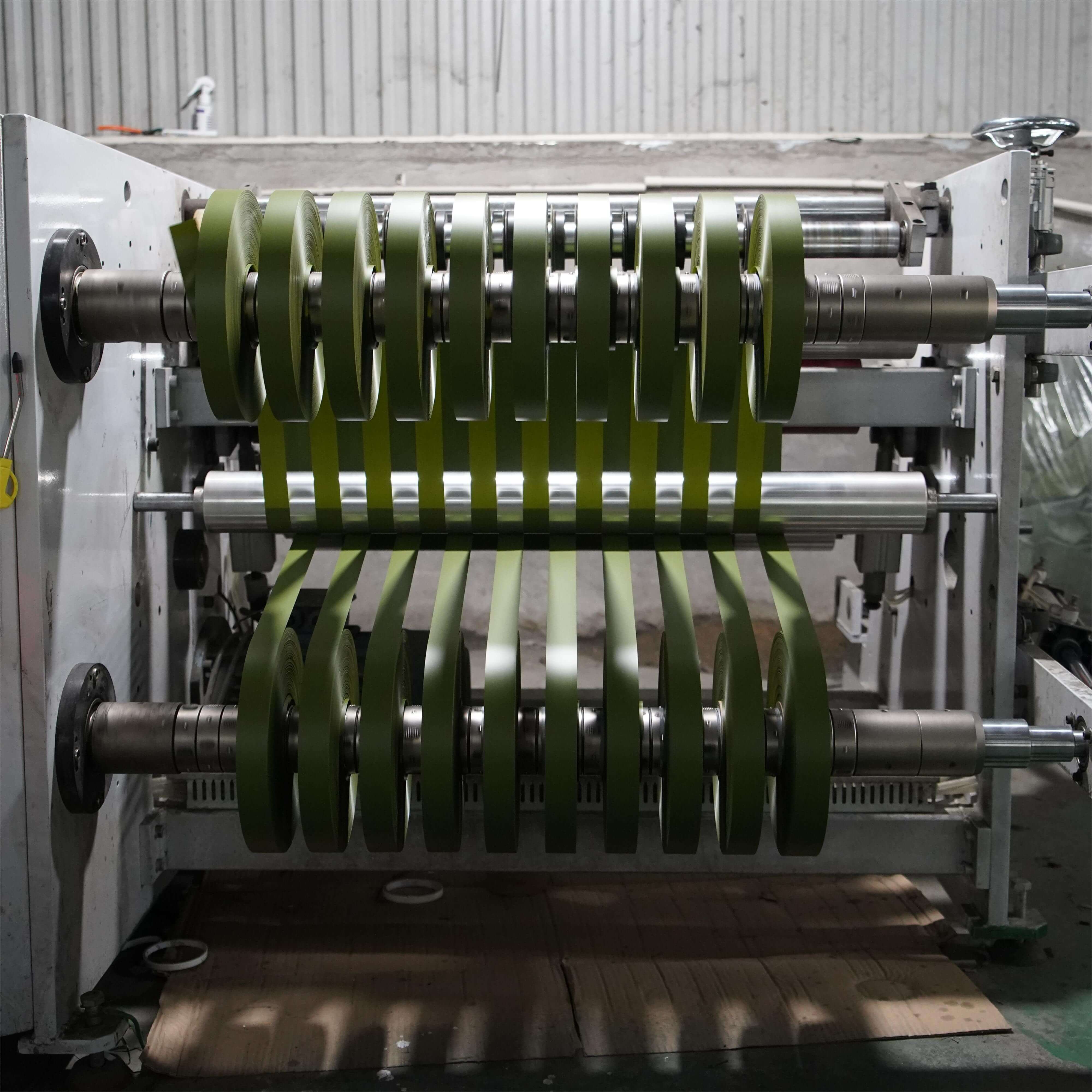 Автоматическая машина для резки пленки ПВХ.