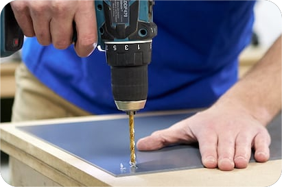 сверление на сером листе ПВХ