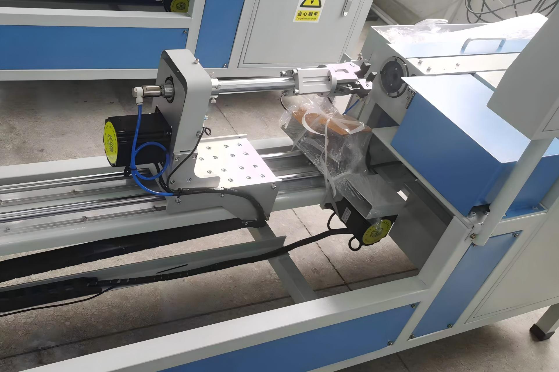 Машина для переплета ветвей с искусственными елками