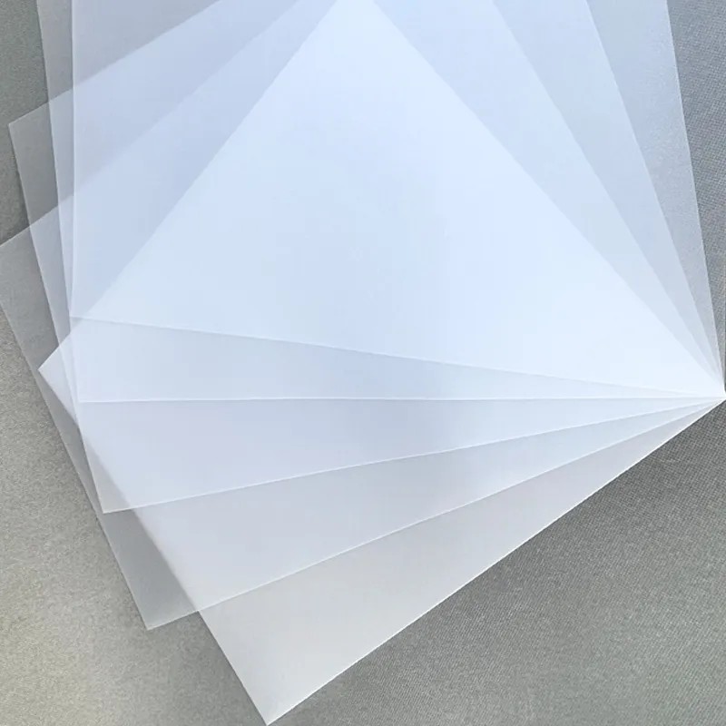 Полупрозрачная стопка листов полипропиленового пластика с антипригарным покрытием.