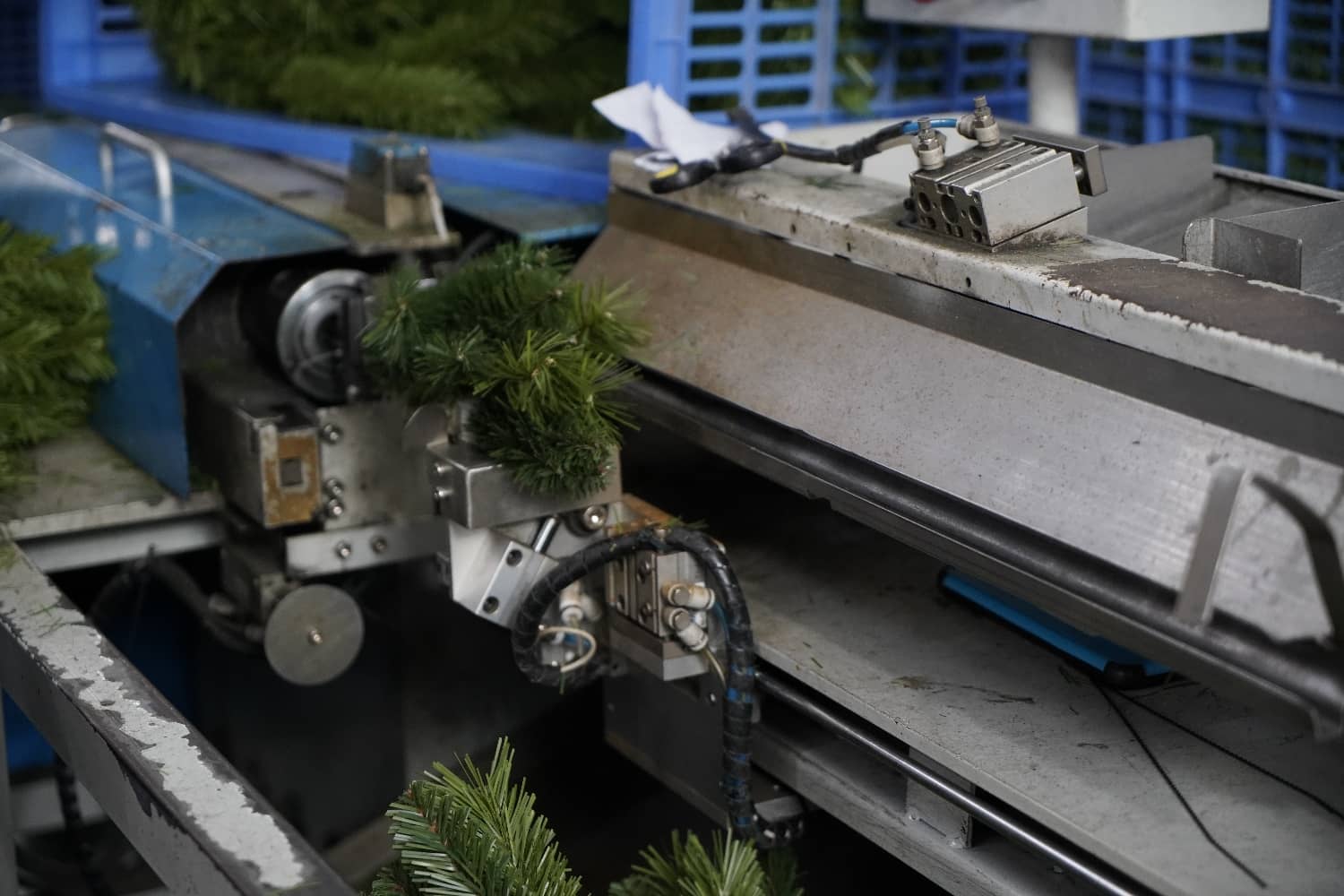 Машина для переплета ветвей искусственной елки