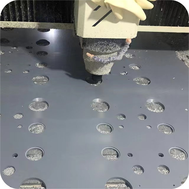 Гравировка серого листа ПВХ