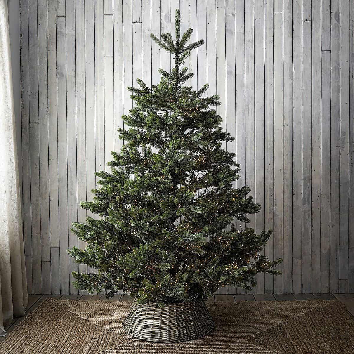 Плетеная корзина для украшения искусственной елки.